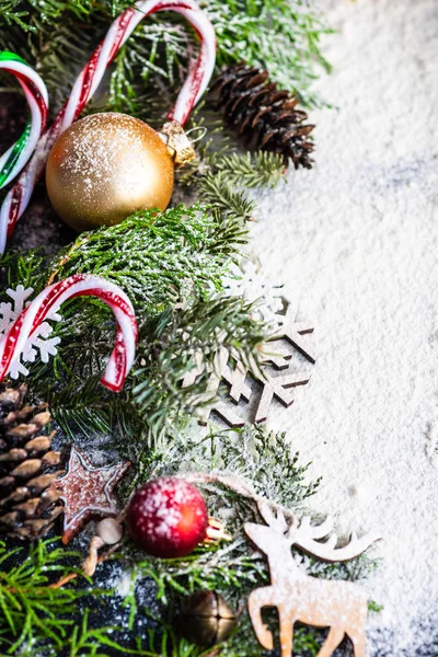 休日の装飾とモミの木のクリスマス コンセプト コピー スペースと暗い背景に雪で覆われています — ストック写真