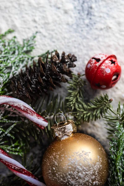 休日の装飾とモミの木のクリスマス コンセプト コピー スペースと暗い背景に雪で覆われています — ストック写真
