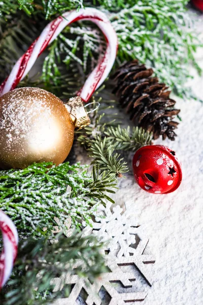 Conceito Natal Com Decoração Férias Abeto Coberto Com Neve Fundo — Fotografia de Stock