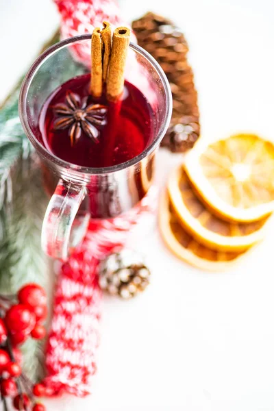 Traditionelles Wintergetränk Glühwein Und Weihnachtsdekoration Auf Weißem Rustikalem Hintergrund — Stockfoto