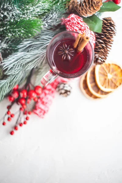 Traditionelles Wintergetränk Glühwein Und Weihnachtsdekoration Auf Weißem Rustikalem Hintergrund — Stockfoto
