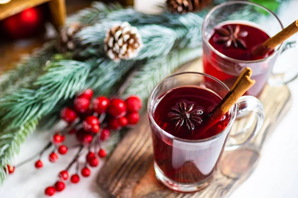 Traditionelles Wintergetränk Glühwein Und Weihnachtsdekoration Auf Weißem Rustikalem Hintergrund — Stockfoto