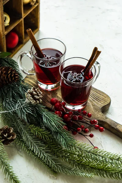 Traditionelles Wintergetränk Glühwein Und Weihnachtsdekoration Auf Weißem Rustikalem Hintergrund — Stockfoto