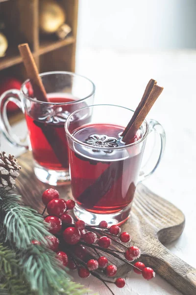 Bebida Inverno Tradicional Vinho Rústico Decorações Natal Fundo Rústico Branco — Fotografia de Stock