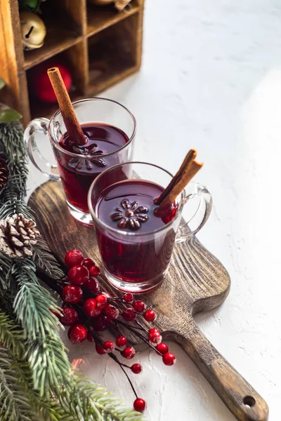 Bebida Tradicional Invierno Vino Caliente Con Especias Decoraciones Navidad Sobre —  Fotos de Stock