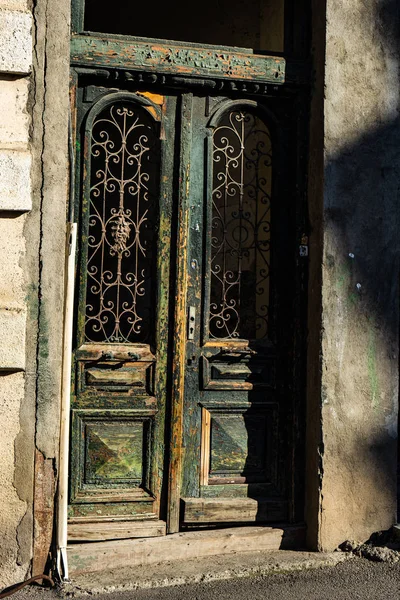 トビリシ ジョージアの歴史的部分の建物で鍛造鉄の装飾が施された古いドア — ストック写真