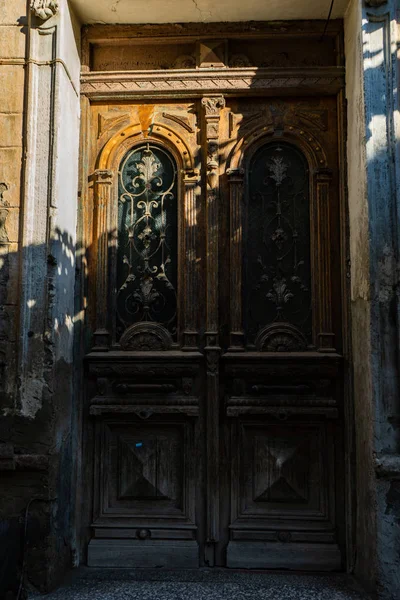 Porta Velha Com Decoração Ferro Forjado Construção Parte Histórica Tbilisi — Fotografia de Stock