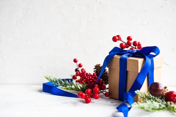 圣诞框架 装有礼品盒 球和圣诞树 — 图库照片