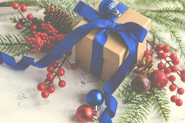 Weihnachtsrahmen Mit Geschenkschachteln Kugeln Und Weihnachtsbaum — Stockfoto