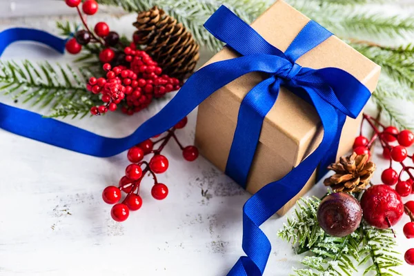 Kerstlijst Met Geschenkdozen Ballen Kerstboom — Stockfoto
