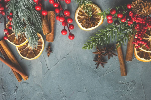 Χριστουγεννιάτικο Καρέ Δέντρο Έλατου Κόκκινα Μούρα Κώνους Και Διακόσμηση Ρουστίκ — Φωτογραφία Αρχείου