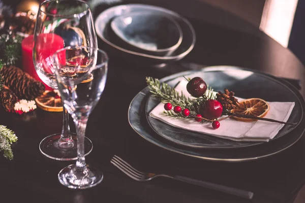 Ustawienie Stylu Rustykalnym Tabeli Wypoczynek Świąteczny Obiad Ciemny Drewniany Stół — Zdjęcie stockowe