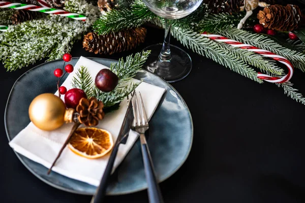 Ρουστίκ Πίνακα Ρύθμιση Για Διακοπές Χριστουγέννων Δείπνο Στο Σκοτεινό Ξύλινο — Φωτογραφία Αρχείου