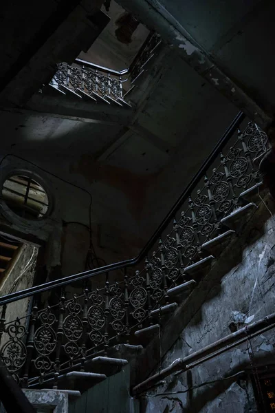 古い階段トビリシでグルジア共和国 世紀の住宅します — ストック写真