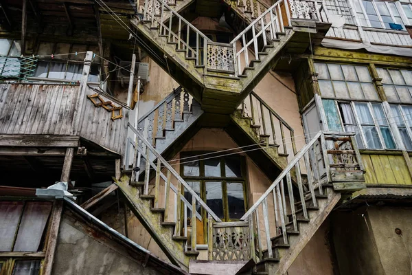 旧楼梯在第比利斯格鲁吉亚共和国 世纪之交的房子 — 图库照片