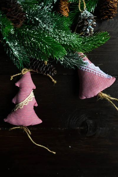 Kerstkaart Concept Met Handgemaakte Decoratie Donkere Houten Achtergrond Met Kopie — Stockfoto