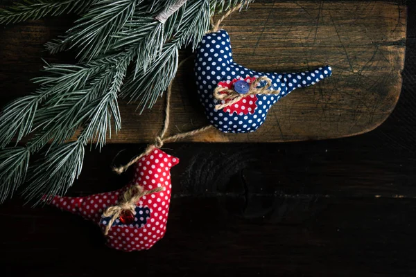コピー スペースと暗い背景の木の手作り飾りでクリスマス カードの概念 — ストック写真