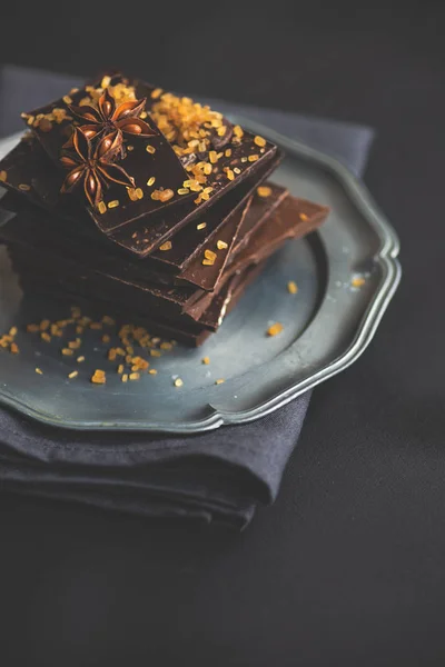 黑暗的巧克力碎片在黑暗的木桌上 香料像肉桂和八角作为一个烹饪概念与复制空间 顶部视图 — 图库照片