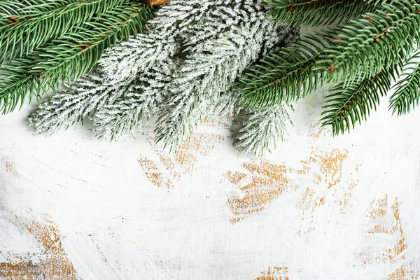 圣诞节主题框架与冷杉树枝和节日装饰在白色乡村背景与复制空间 — 图库照片