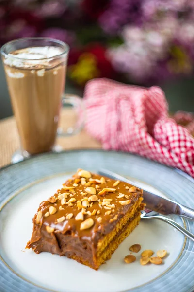 Dolce Dolce Con Gustosa Torta Caramello Caffè Con Latte Tavola — Foto Stock