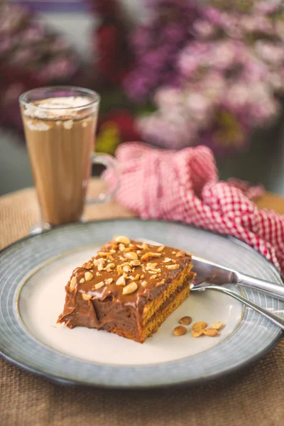 Dulce Postre Con Sabroso Pastel Caramelo Café Con Leche Sobre — Foto de Stock