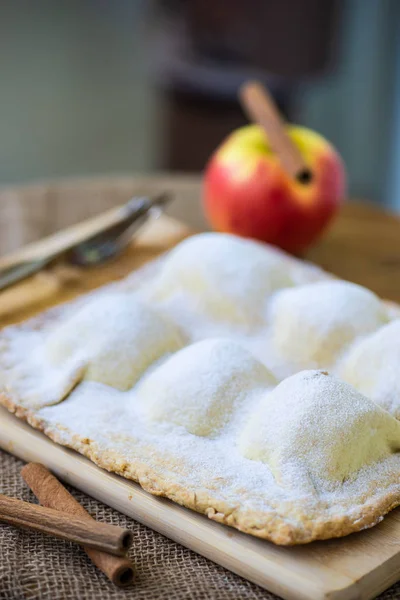 Apple Cake Dessert Met Kaneelstokjes Kopje Thee Met Citroen — Stockfoto