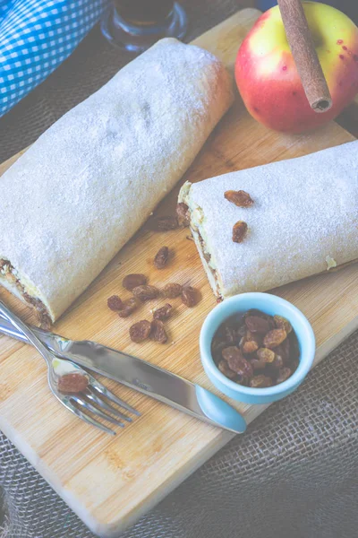 Strudel Pomme Comme Dessert Automne Hiver Avec Une Tasse Thé — Photo