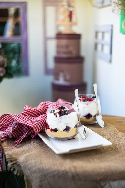 Yoghurt Dessert Med Müsli Och Bär Rustika Bakgrund — Stockfoto