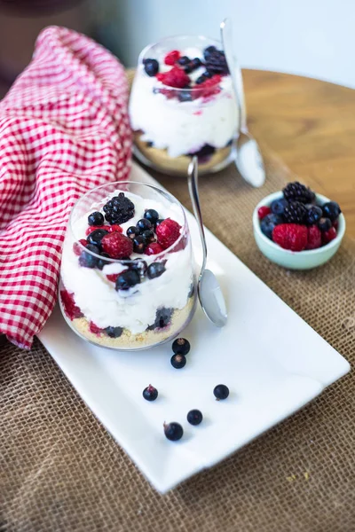 Joghurt Dessert Mit Müsli Und Beeren Auf Rustikalem Hintergrund — Stockfoto