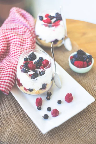 Joghurt Dessert Mit Müsli Und Beeren Auf Rustikalem Hintergrund — Stockfoto