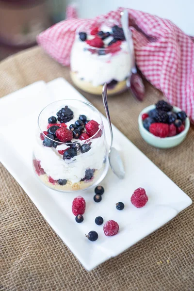 Yoghurt Dessert Med Müsli Och Bär Rustika Bakgrund — Stockfoto