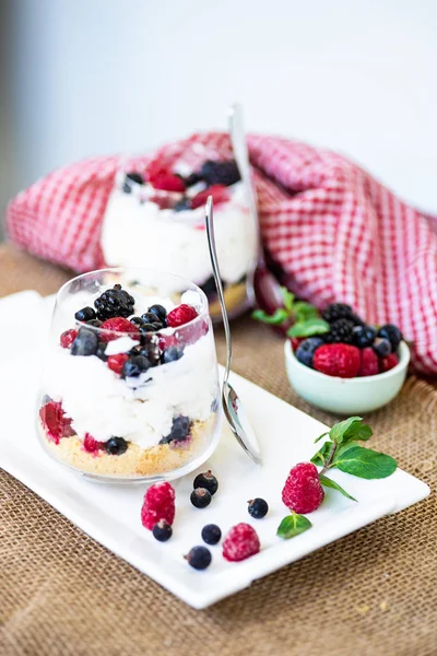 Йогуртовый Десерт Мюсли Ягодами Деревенском Фоне — стоковое фото