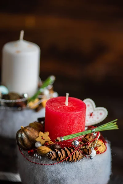 Concepto Interior Navideño Con Velas Decoración Especias Sobre Fondo Rústico —  Fotos de Stock