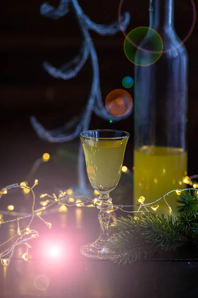 Julljus Och Glas Med Limoncello Drink Mörk Trä Bakgrund — Stockfoto