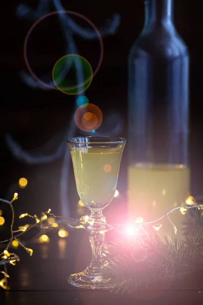 Luzes Natal Vidro Com Bebida Limoncello Fundo Madeira Escura — Fotografia de Stock