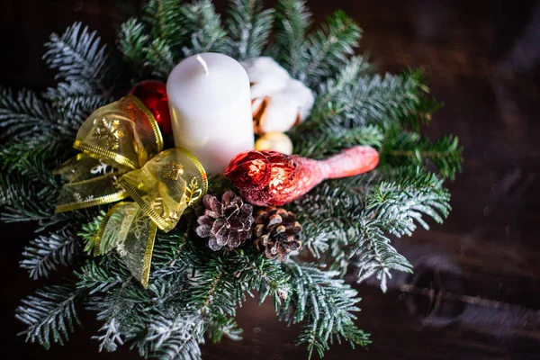 Concepto Interior Navideño Con Velas Decoración Especias Sobre Fondo Rústico —  Fotos de Stock