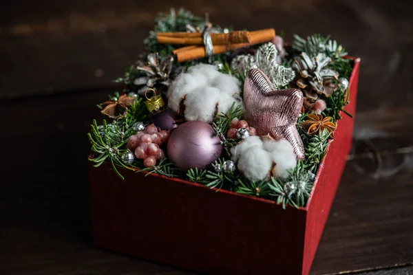 素朴な暗い木製のクリスマス カードの概念背景明るいボール モミの木と綿の頭 — ストック写真