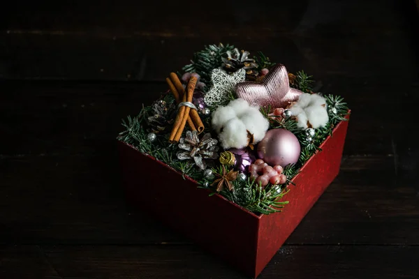 Concept Carte Noël Sur Fond Rustique Bois Foncé Avec Boules — Photo