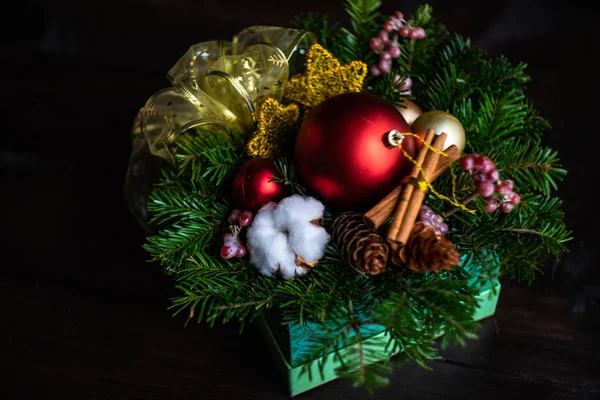 Kerstkaart Concept Rustieke Donker Houten Achtergrond Met Lichte Ballen Fir — Stockfoto