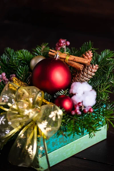 素朴な暗い木製のクリスマス カードの概念背景明るいボール モミの木と綿の頭 — ストック写真