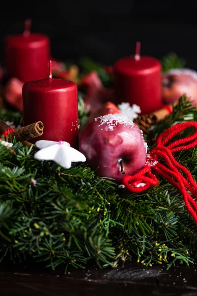 Conceito Cartão Natal Fundo Madeira Escura Rústica Com Bolas Brilhantes — Fotografia de Stock