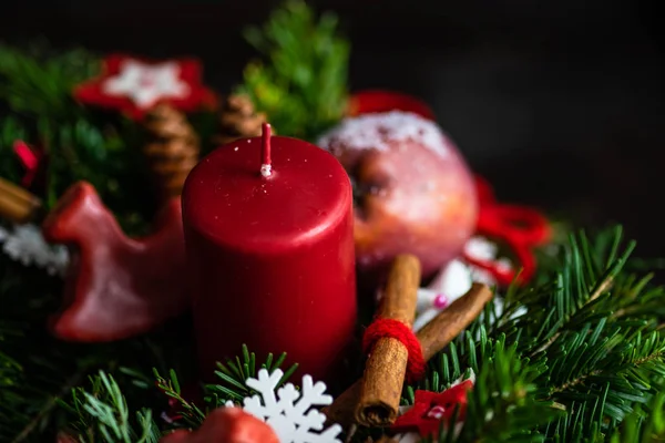 Julkort Konceptet Rustik Mörk Trä Bakgrund Med Ljusa Bollar Fir — Stockfoto