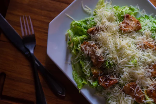 Salada Cesar Fresca Com Frango Croutons Queijo Fundo Rústico — Fotografia de Stock