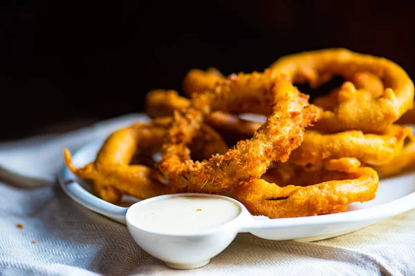 Rondelles Oignon Doré Sur Table Rustique Avec Sauce — Photo