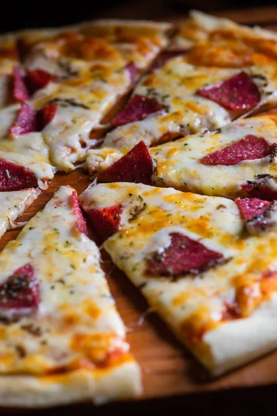 Italienische Pizza Scheiben Auf Dunklem Holzschneidebrett Mit Kopierraum — Stockfoto