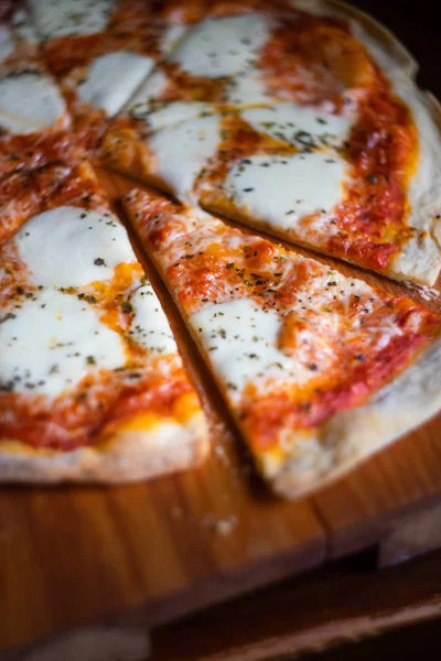 Italienische Pizza Scheiben Auf Dunklem Holzschneidebrett Mit Kopierraum — Stockfoto