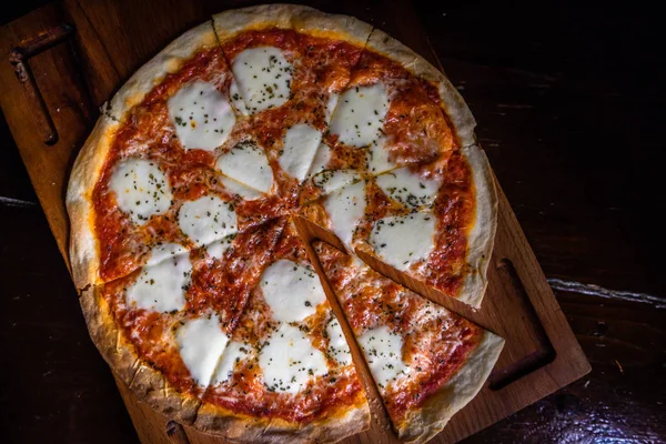 Italiensk Pizza Skivor Mörka Trä Skärbräda Med Kopia Utrymme — Stockfoto