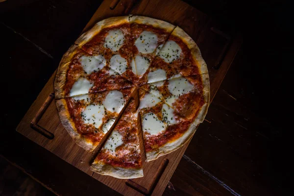 Pizza Italiana Fatias Placa Corte Madeira Escura Com Espaço Cópia — Fotografia de Stock