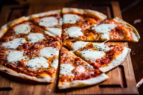 Pizza Italienne Tranches Sur Planche Découper Bois Foncé Avec Espace — Photo