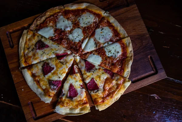 Pizza Italiana Rodajas Sobre Tabla Cortar Madera Oscura Con Espacio —  Fotos de Stock